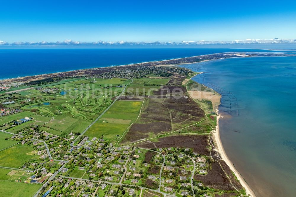 Luftbild Wenningstedt-Braderup (Sylt) - Ortsansicht an der Meeres-Küste im Ortsteil Braderup in Wenningstedt-Braderup (Sylt) und der Braderuper Heide auf der Insel Sylt im Bundesland Schleswig-Holstein, Deutschland