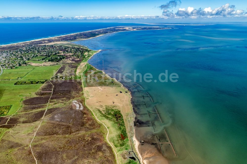 Luftaufnahme Wenningstedt-Braderup (Sylt) - Ortsansicht an der Meeres-Küste im Ortsteil Braderup in Wenningstedt-Braderup (Sylt) und der Braderuper Heide auf der Insel Sylt im Bundesland Schleswig-Holstein, Deutschland