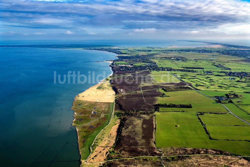 Wenningstedt-Braderup (Sylt) aus der Vogelperspektive: Ortsansicht an der Meeres-Küste im Ortsteil Braderup in Wenningstedt-Braderup (Sylt) und der Braderuper Heide auf der Insel Sylt im Bundesland Schleswig-Holstein, Deutschland