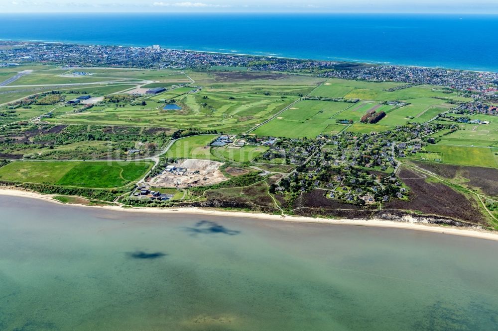 Wenningstedt-Braderup (Sylt) von oben - Ortsansicht an der Meeres-Küste im Ortsteil Braderup in Wenningstedt-Braderup (Sylt) auf der Insel Sylt im Bundesland Schleswig-Holstein, Deutschland