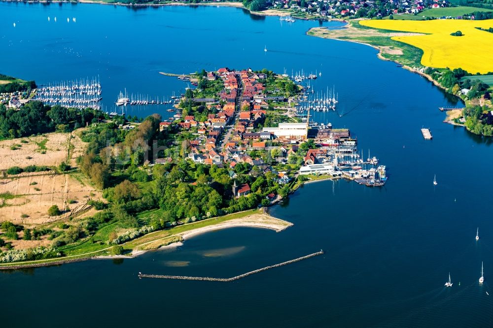 Arnis aus der Vogelperspektive: Ortsansicht an der Meeres-Küste der Ostsee in Arnis im Bundesland Schleswig-Holstein, Deutschland