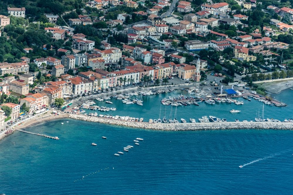 Scario von oben - Ortsansicht an der Meeres-Küste von Scario in Campania, Italien