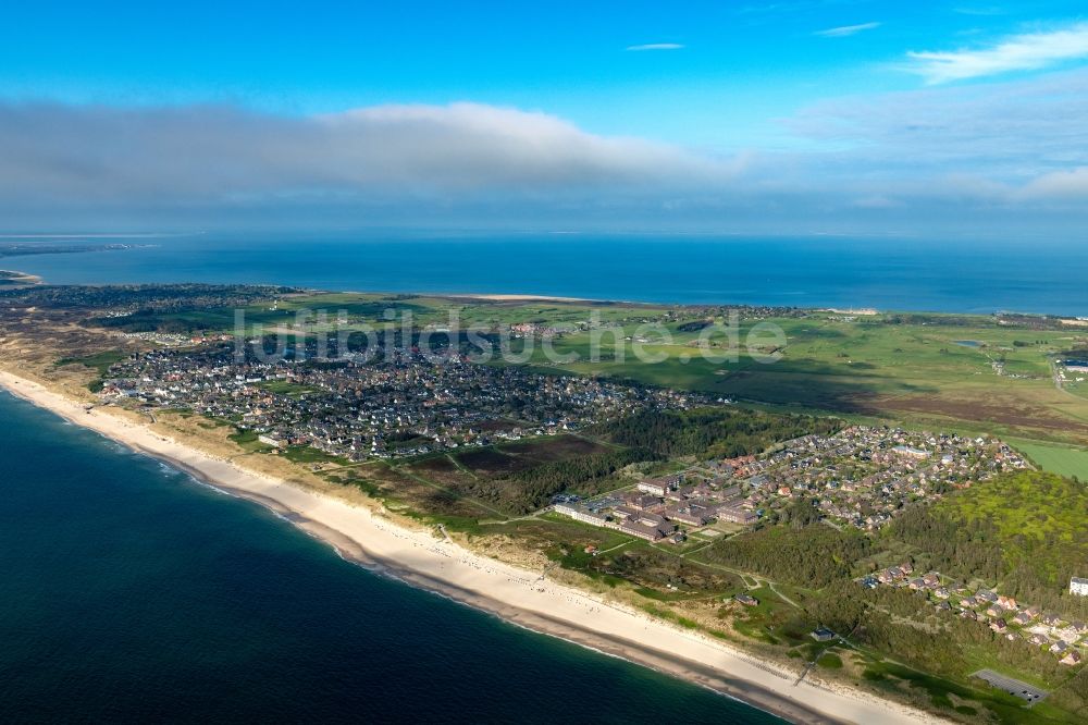 Luftaufnahme Wenningstedt (Sylt) - Ortsansicht an der Meeres-Küste in Wenningstedt (Sylt) auf der Insel Sylt im Bundesland Schleswig-Holstein, Deutschland