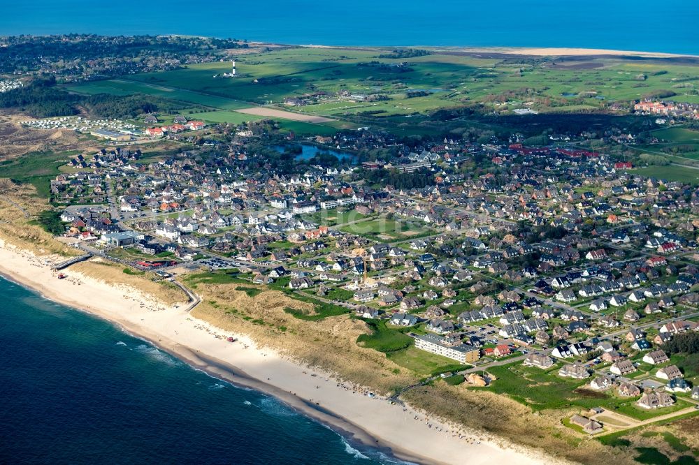 Wenningstedt (Sylt) aus der Vogelperspektive: Ortsansicht an der Meeres-Küste in Wenningstedt (Sylt) auf der Insel Sylt im Bundesland Schleswig-Holstein, Deutschland