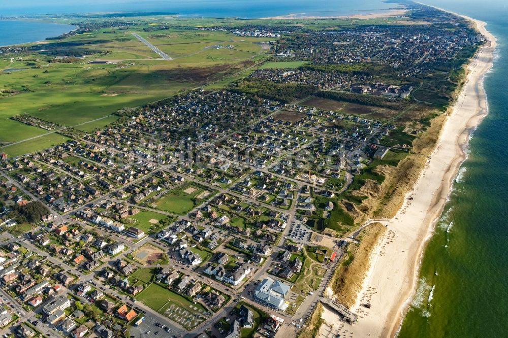 Luftaufnahme Wenningstedt (Sylt) - Ortsansicht an der Meeres-Küste in Wenningstedt (Sylt) auf der Insel Sylt im Bundesland Schleswig-Holstein, Deutschland