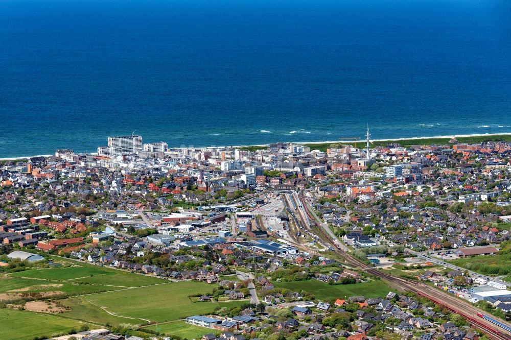 Luftaufnahme Westerland - Ortsansicht an der Meeres-Küste in Westerland auf der Insel Sylt im Bundesland Schleswig-Holstein, Deutschland