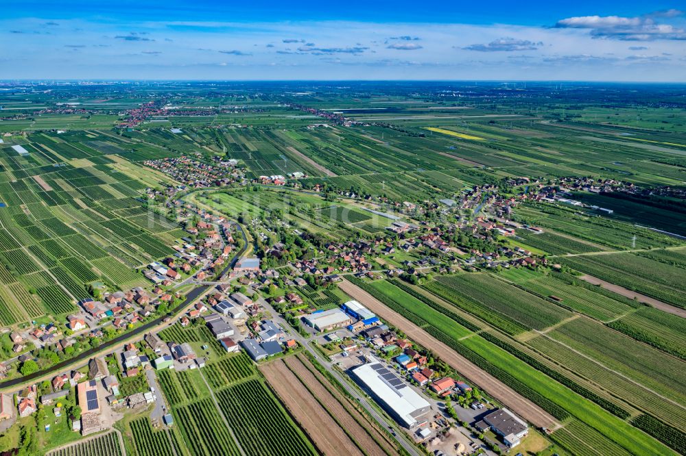 Mittelnkirchen von oben - Ortsansicht in Mittelnkirchen und Guderhandviertel im Alten Land im Bundesland Niedersachsen, Deutschland