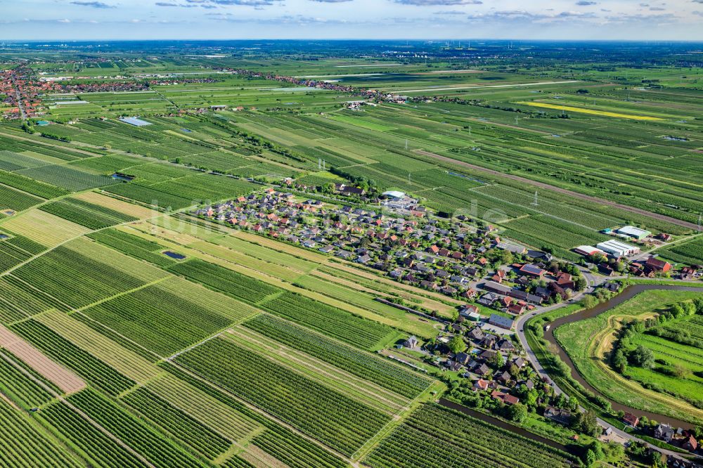 Mittelnkirchen aus der Vogelperspektive: Ortsansicht in Mittelnkirchen und Guderhandviertel im Alten Land im Bundesland Niedersachsen, Deutschland