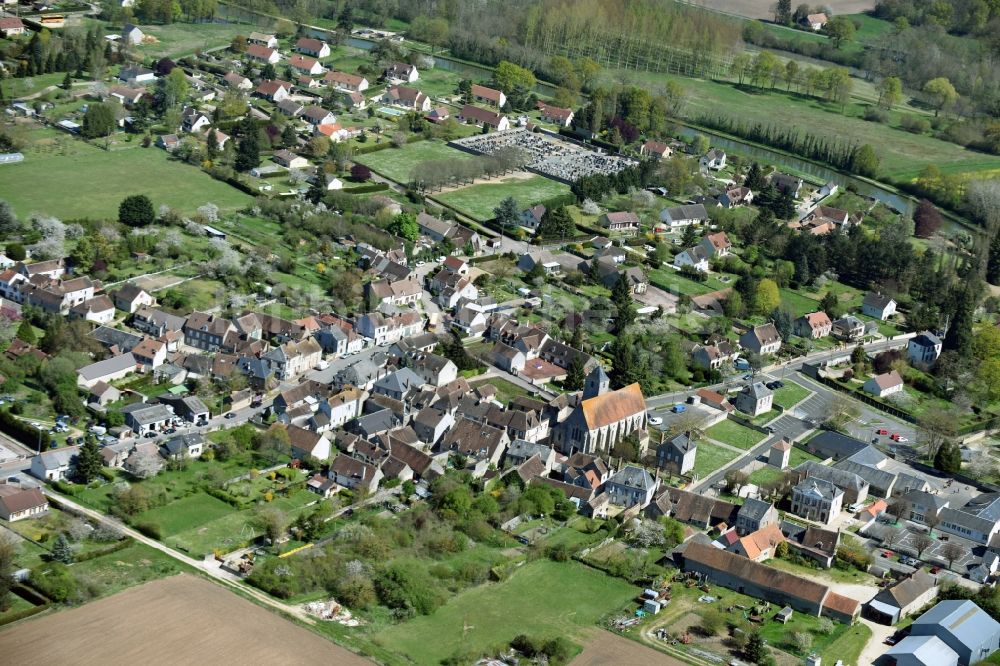 Montcresson von oben - Ortsansicht in Montcresson in Centre-Val de Loire, Frankreich