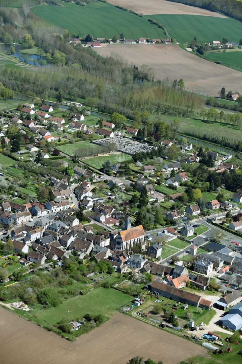 Montcresson aus der Vogelperspektive: Ortsansicht in Montcresson in Centre-Val de Loire, Frankreich