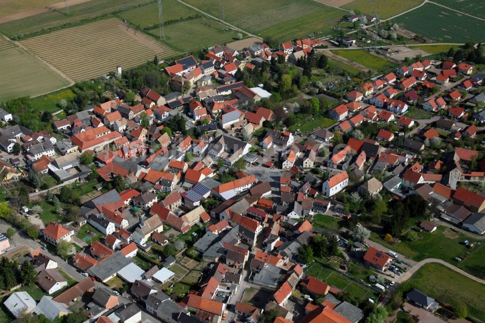 Monzernheim aus der Vogelperspektive: Ortsansicht von Monzernheim, einer Ortsgemeinde im Landkreis Alzey-Worms in Rheinland-Pfalz