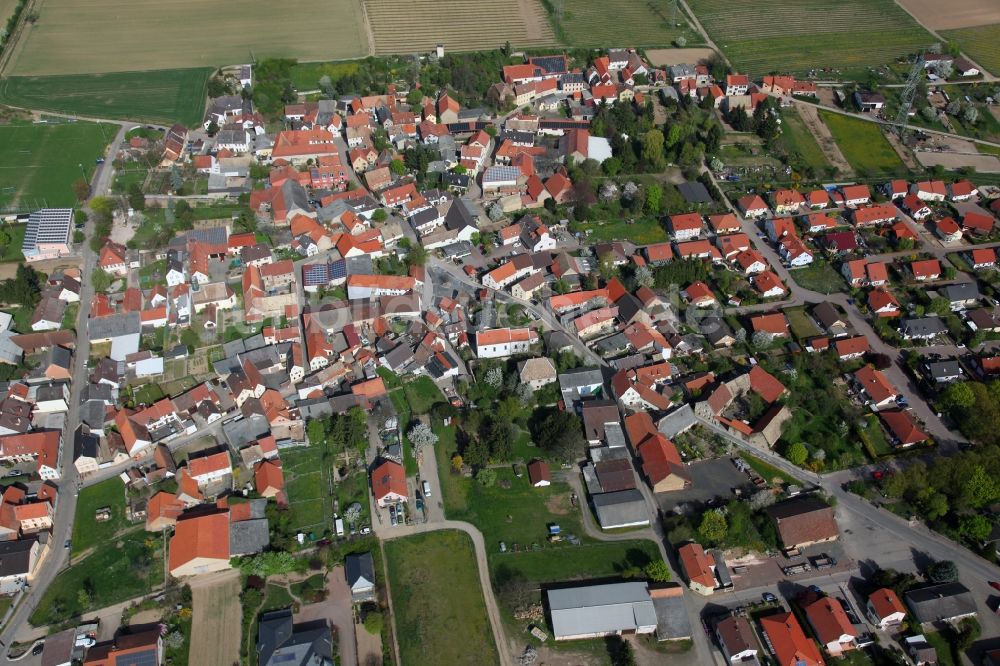 Monzernheim aus der Vogelperspektive: Ortsansicht von Monzernheim, einer Ortsgemeinde im Landkreis Alzey-Worms in Rheinland-Pfalz