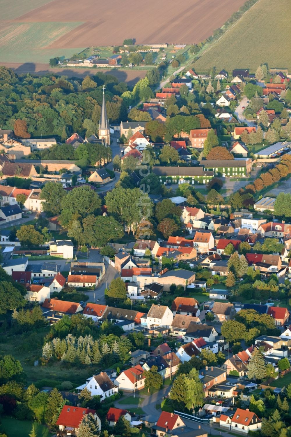 Neundorf (Anhalt) von oben - Ortsansicht in Neundorf (Anhalt) im Bundesland Sachsen-Anhalt, Deutschland