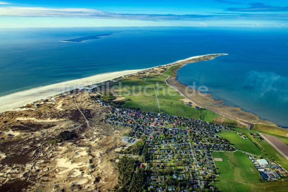 Norddorf aus der Vogelperspektive: Ortsansicht von Norddorf an der Meeres-Küste der Nordsee der Insel Amrum im Bundesland Schleswig-Holstein, Deutschland