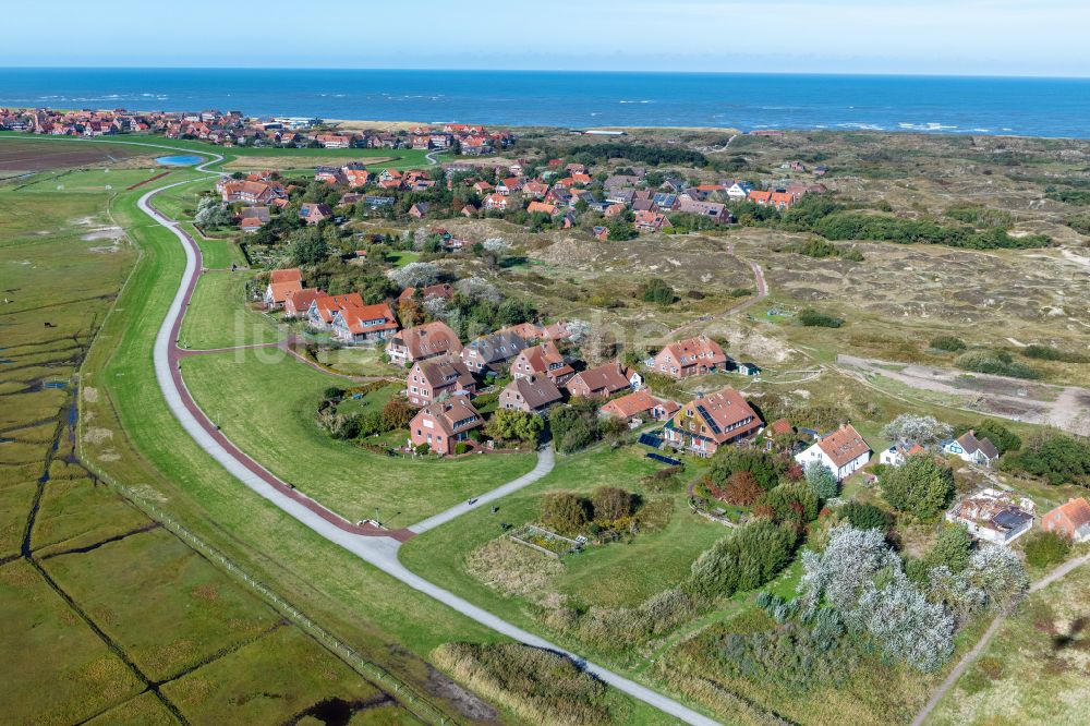 Baltrum aus der Vogelperspektive: Ortsansicht der Nordsee- Insel Baltrum im Bundesland Niedersachsen