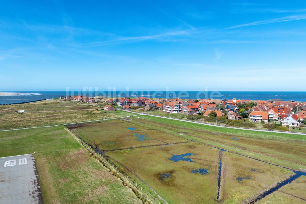 Baltrum aus der Vogelperspektive: Ortsansicht der Nordsee- Insel Baltrum im Bundesland Niedersachsen