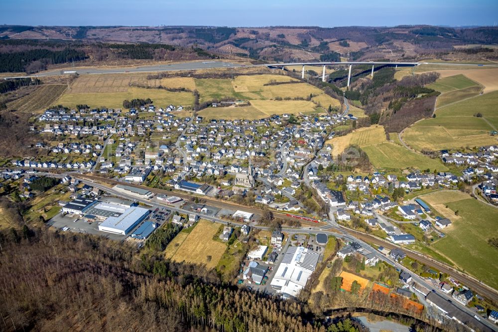 Nuttlar von oben - Ortsansicht in Nuttlar mit Talbrücke Nuttlar im Bundesland Nordrhein-Westfalen, Deutschland