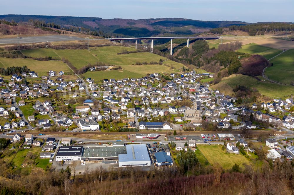 Nuttlar von oben - Ortsansicht in Nuttlar mit Talbrücke Nuttlar im Bundesland Nordrhein-Westfalen, Deutschland