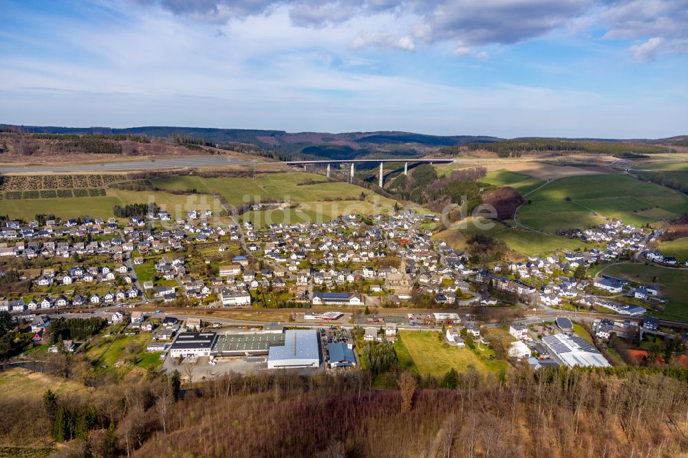 Nuttlar aus der Vogelperspektive: Ortsansicht in Nuttlar mit Talbrücke Nuttlar im Bundesland Nordrhein-Westfalen, Deutschland