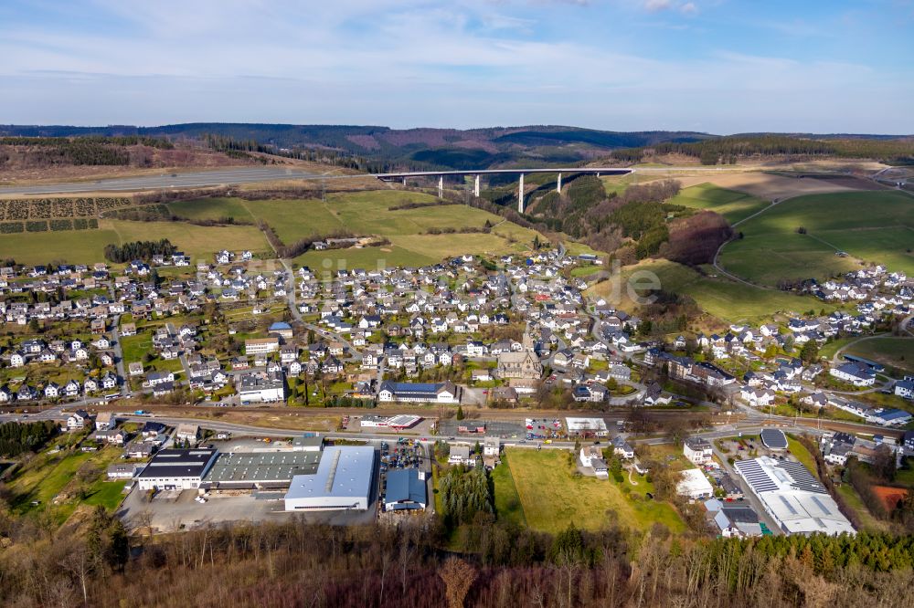 Luftbild Nuttlar - Ortsansicht in Nuttlar mit Talbrücke Nuttlar im Bundesland Nordrhein-Westfalen, Deutschland