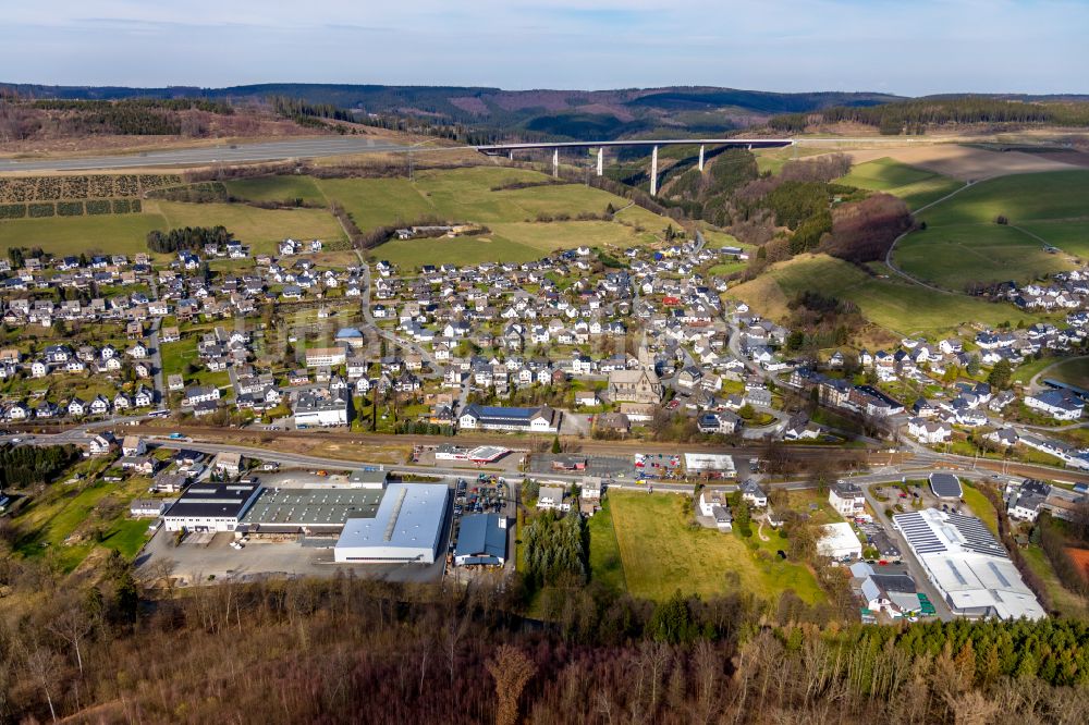 Luftaufnahme Nuttlar - Ortsansicht in Nuttlar mit Talbrücke Nuttlar im Bundesland Nordrhein-Westfalen, Deutschland