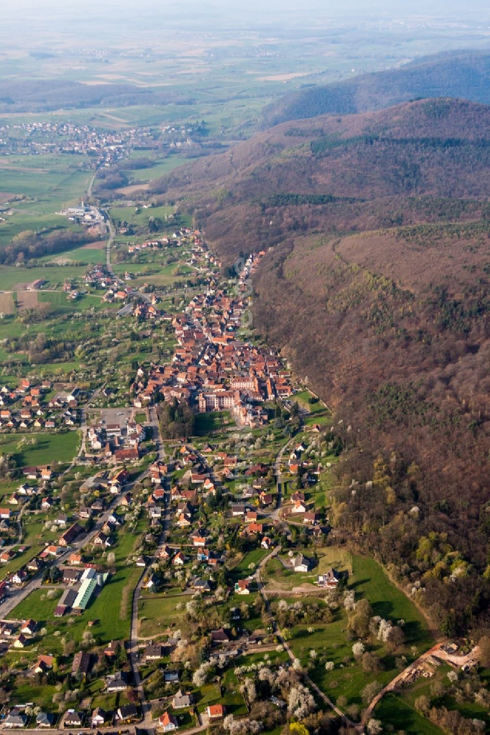 Oberbronn von oben - Ortsansicht in Oberbronn in Grand Est, Frankreich