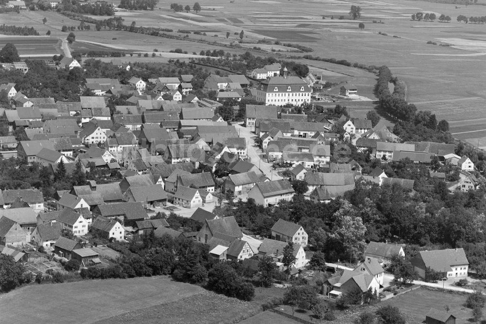 Obersulmetingen aus der Vogelperspektive: Ortsansicht in Obersulmetingen im Bundesland Baden-Württemberg, Deutschland