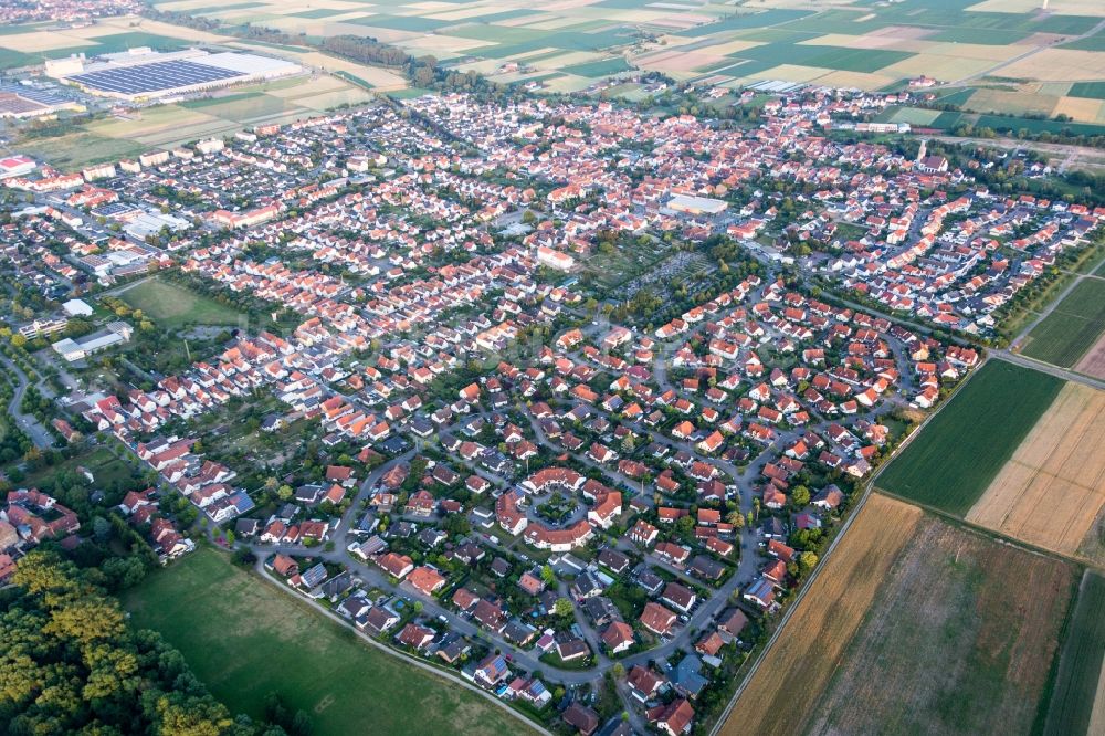 Offenbach an der Queich von oben - Ortsansicht in Offenbach an der Queich im Bundesland Rheinland-Pfalz, Deutschland