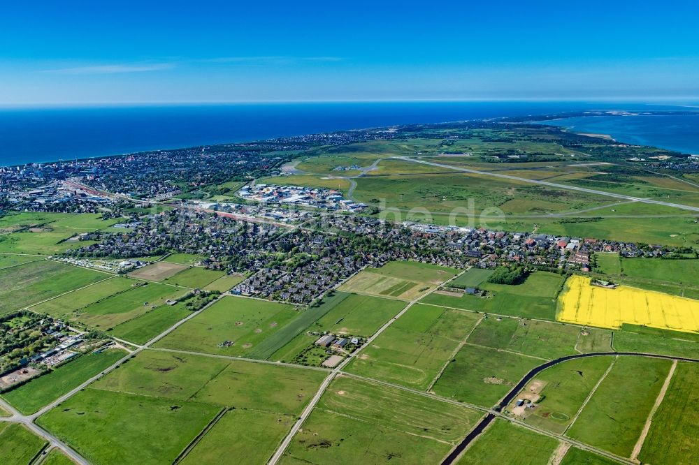 Sylt von oben - Ortsansicht und Orts- Zentrum an der Meeres- Küste der Nordsee in Tinnum im Bundesland Schleswig-Holstein, Deutschland