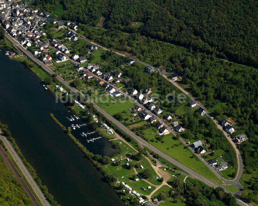 Burgen von oben - Ortsansicht der Ortsgemeinde Burgen am Moselufer im Bundesland Rheinland Pfalz