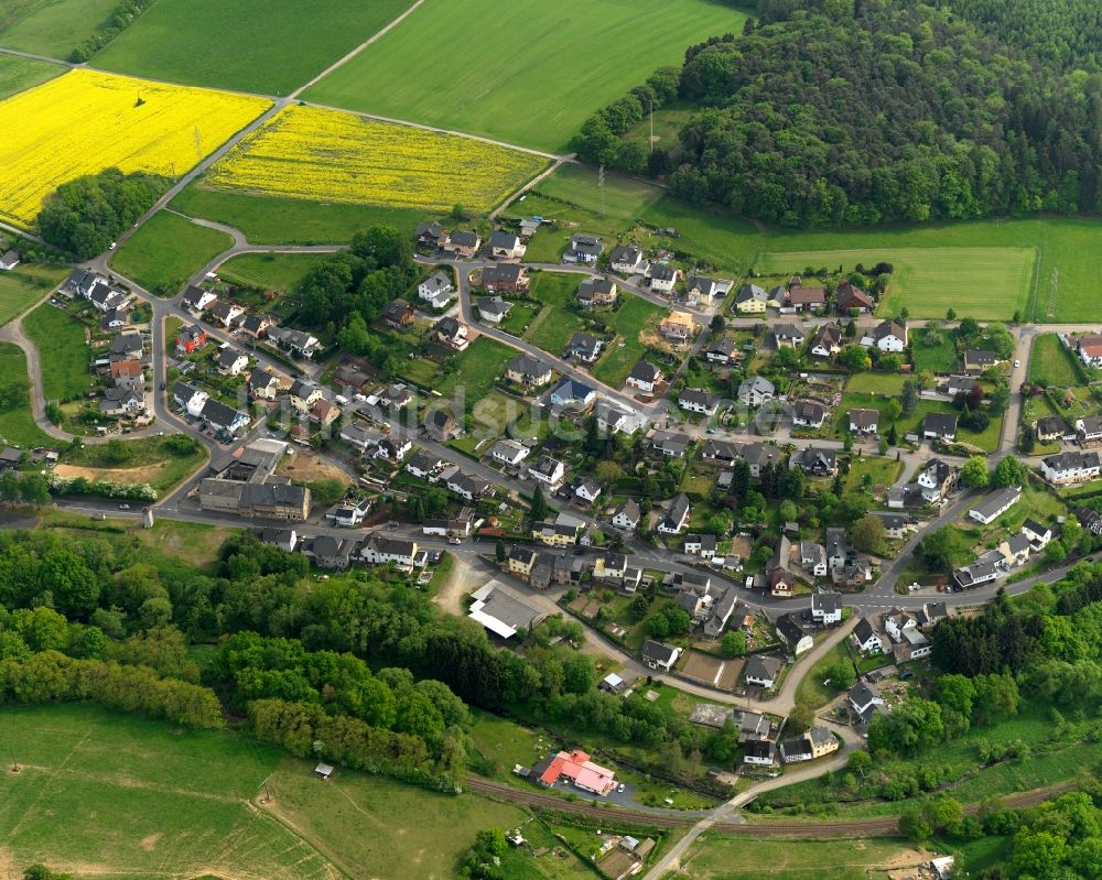 Hundsdorf von oben - Ortsansicht der Ortsgemeinde Hundsdorf im Bundesland Rheinland-Pfalz