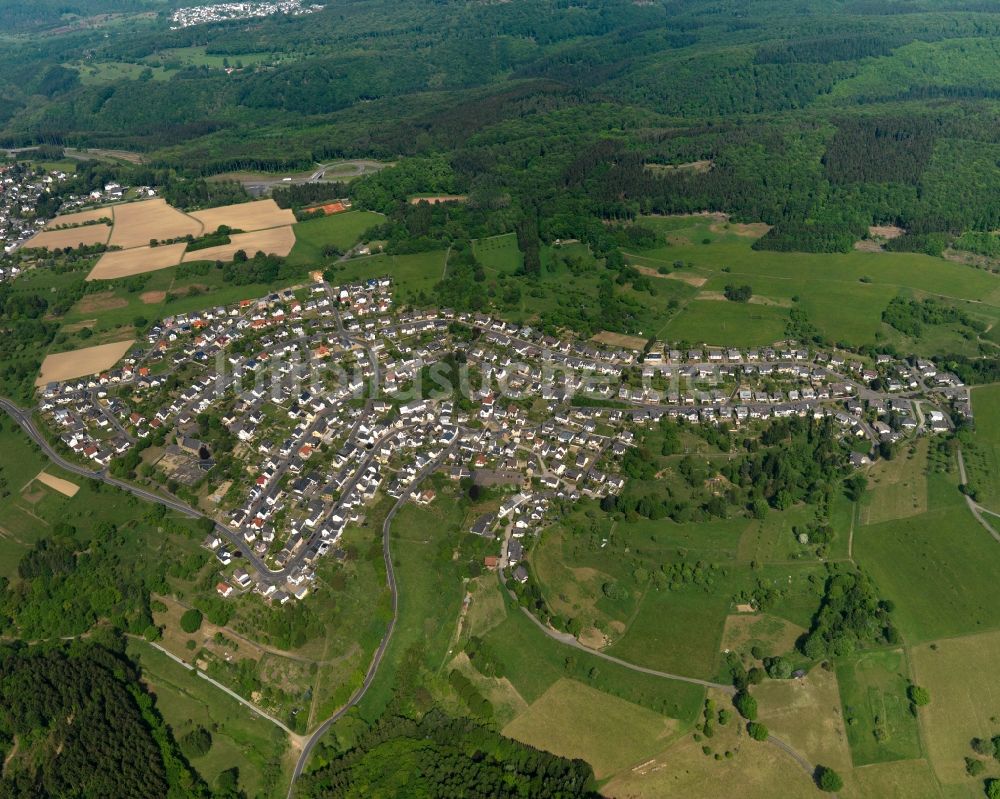 Kadenbach aus der Vogelperspektive: Ortsansicht der Ortsgemeinde Kadenbach im Bundesland Rheinland-Pfalz