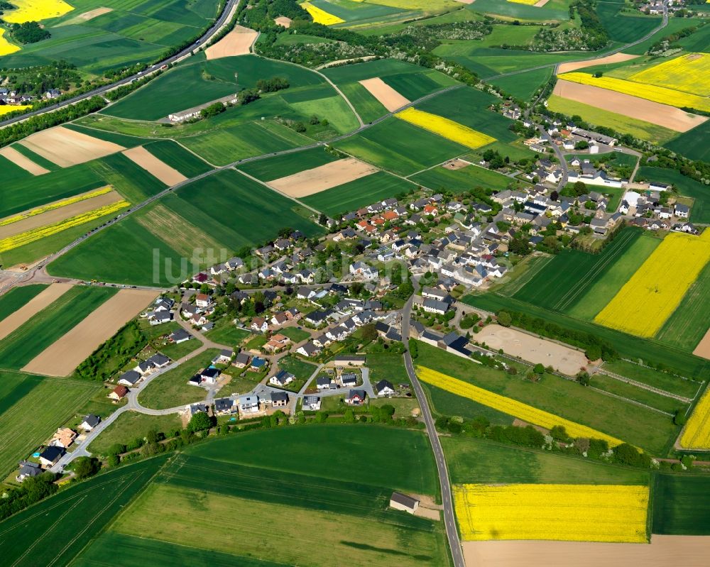 Kerben aus der Vogelperspektive: Ortsansicht der Ortsgemeinde Kerben im Bundesland Rheinland-Pfalz