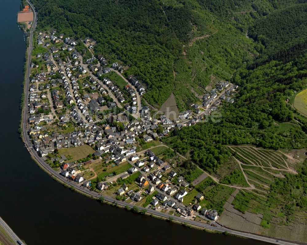 Oberfell aus der Vogelperspektive: Ortsansicht der Ortsgemeinde Oberfell im Bundesland Rheinland-Pfalz