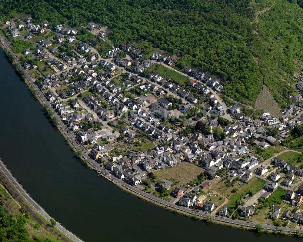 Luftaufnahme Oberfell - Ortsansicht der Ortsgemeinde Oberfell im Bundesland Rheinland-Pfalz