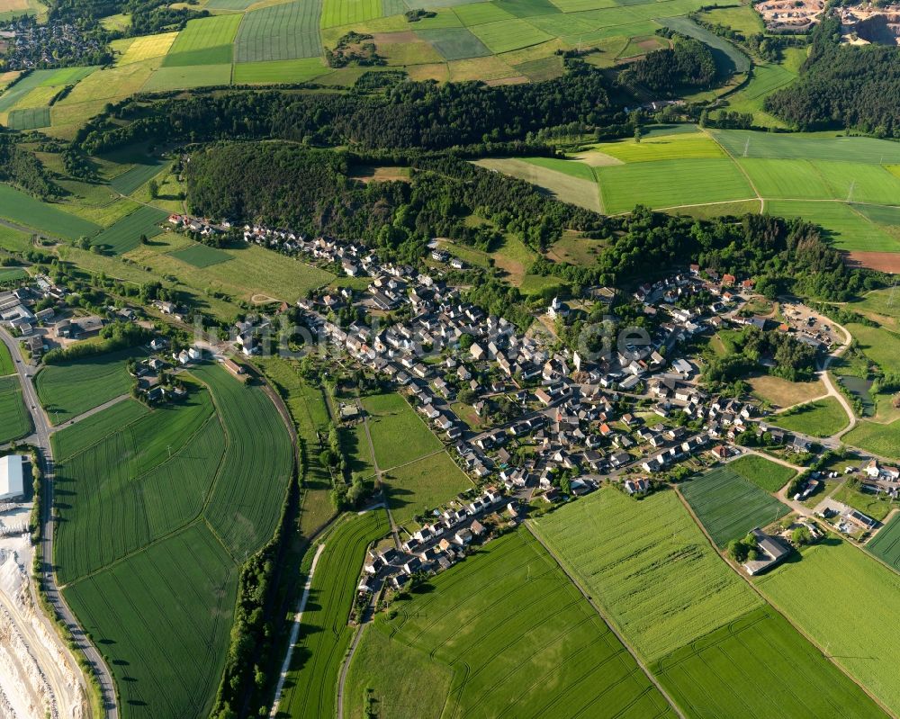 Oberneisen von oben - Ortsansicht der Ortsgemeinde Oberneisen im Bundesland Rheinland-Pfalz