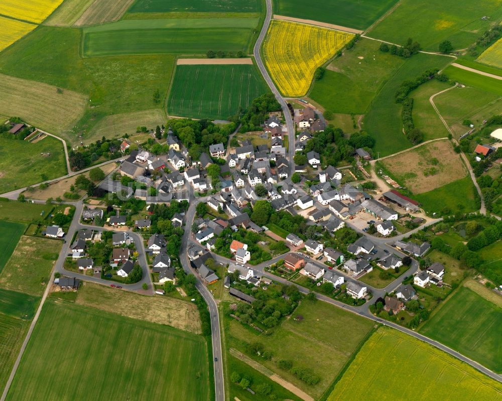 Oberwallmenach aus der Vogelperspektive: Ortsansicht der Ortsgemeinde Oberwallmenach im Bundesland Rheinland-Pfalz