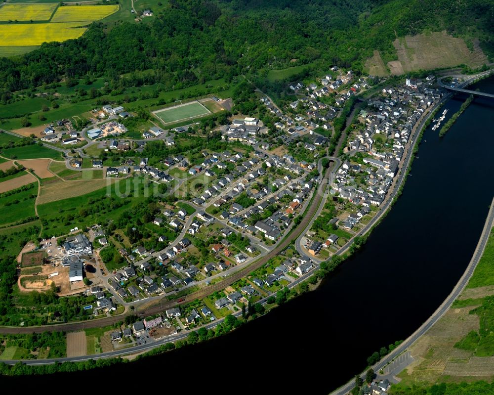 Löf aus der Vogelperspektive: Ortsansicht der Ortsgemeinde Löf im Bundesland Rheinland-Pfalz