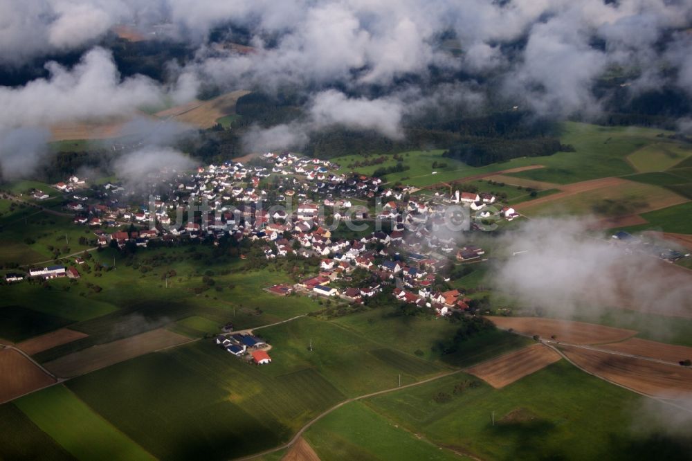 Luftaufnahme Immendingen - Ortsansicht im Ortsteil Hattingen unter tiefen Wolken in Immendingen im Bundesland Baden-Württemberg