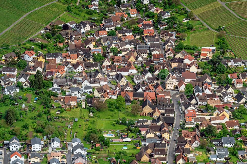 Pfaffenweiler von oben - Ortsansicht in Pfaffenweiler im Bundesland Baden-Württemberg, Deutschland