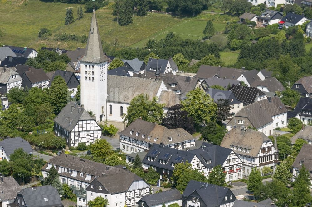 Luftaufnahme Warstein Hirschberg - Ortsansicht mit Pfarrkirche St. Christophorus im Stadtteil Hirschberg der Stadt Warstein in Nordrhein-Westfalen