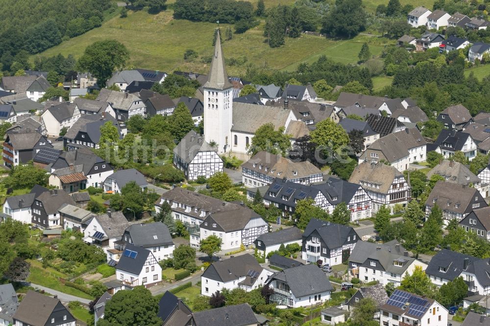 Warstein Hirschberg von oben - Ortsansicht mit Pfarrkirche St. Christophorus im Stadtteil Hirschberg der Stadt Warstein in Nordrhein-Westfalen