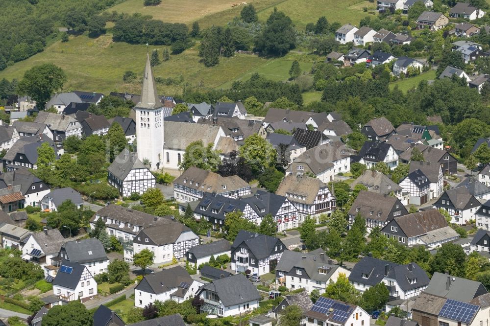 Warstein Hirschberg aus der Vogelperspektive: Ortsansicht mit Pfarrkirche St. Christophorus im Stadtteil Hirschberg der Stadt Warstein in Nordrhein-Westfalen