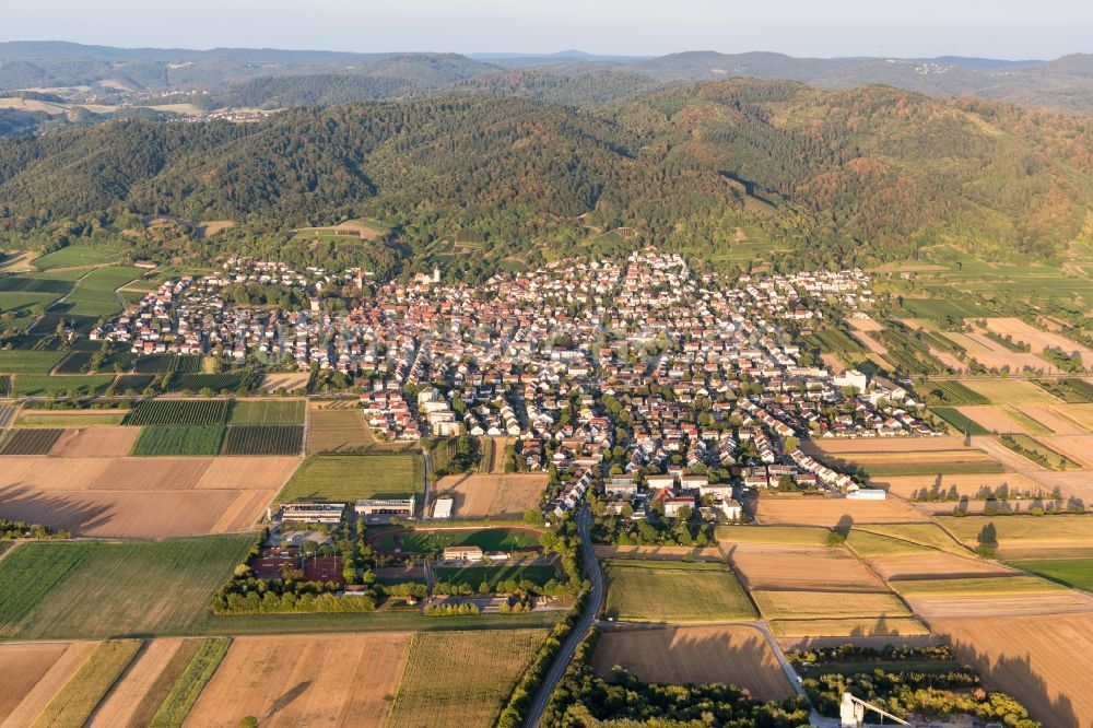 Leutershausen aus der Vogelperspektive: Ortsansicht am Rand der hessischen Bergstrasse in Leutershausen im Bundesland Baden-Württemberg, Deutschland