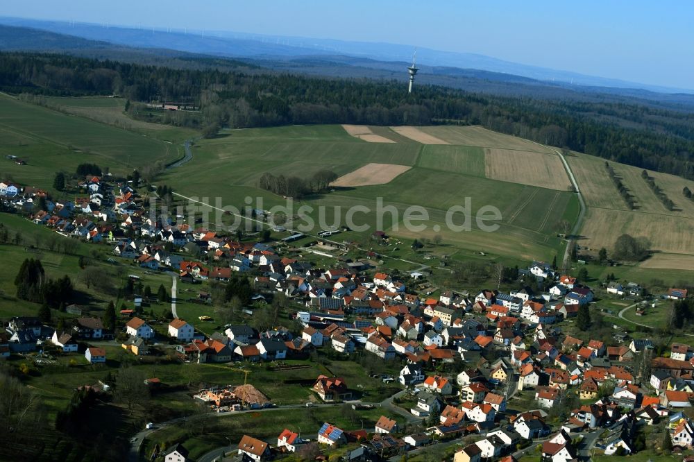 Luftaufnahme Heinrichsthal - Ortsansicht am Rande von Feldern, Wiesen und Wäldern in Heinrichsthal im Bundesland Bayern, Deutschland