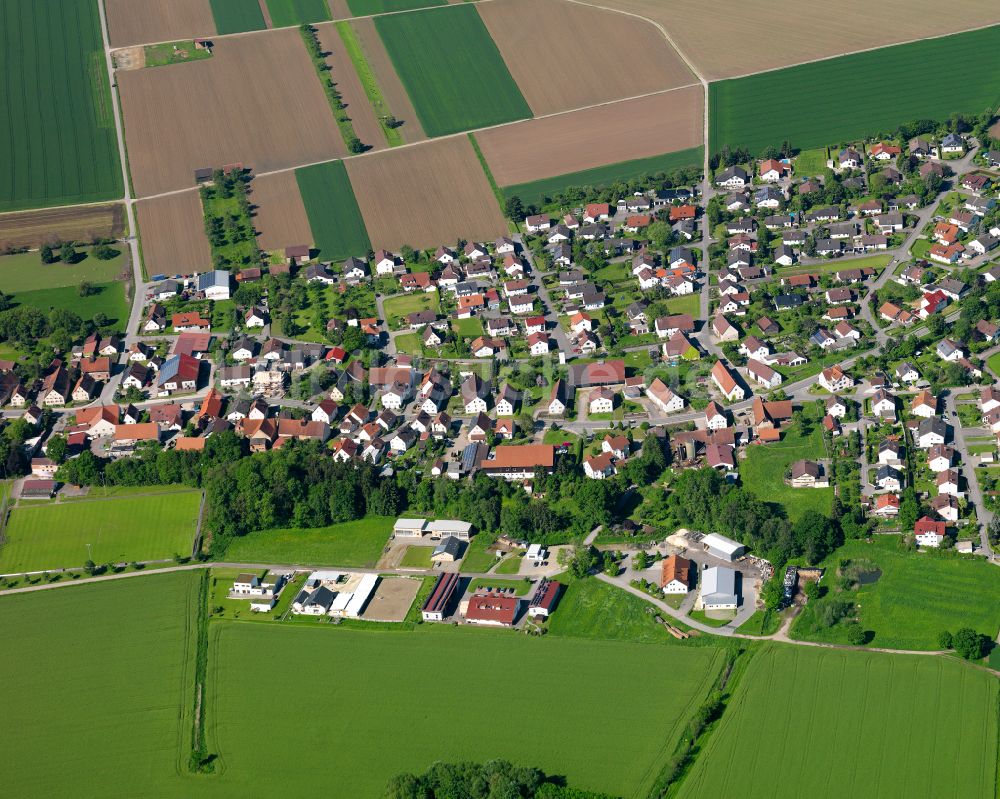 Luftaufnahme Achstetten - Ortsansicht am Rande von landwirtschaftlichen Feldern in Achstetten im Bundesland Baden-Württemberg, Deutschland