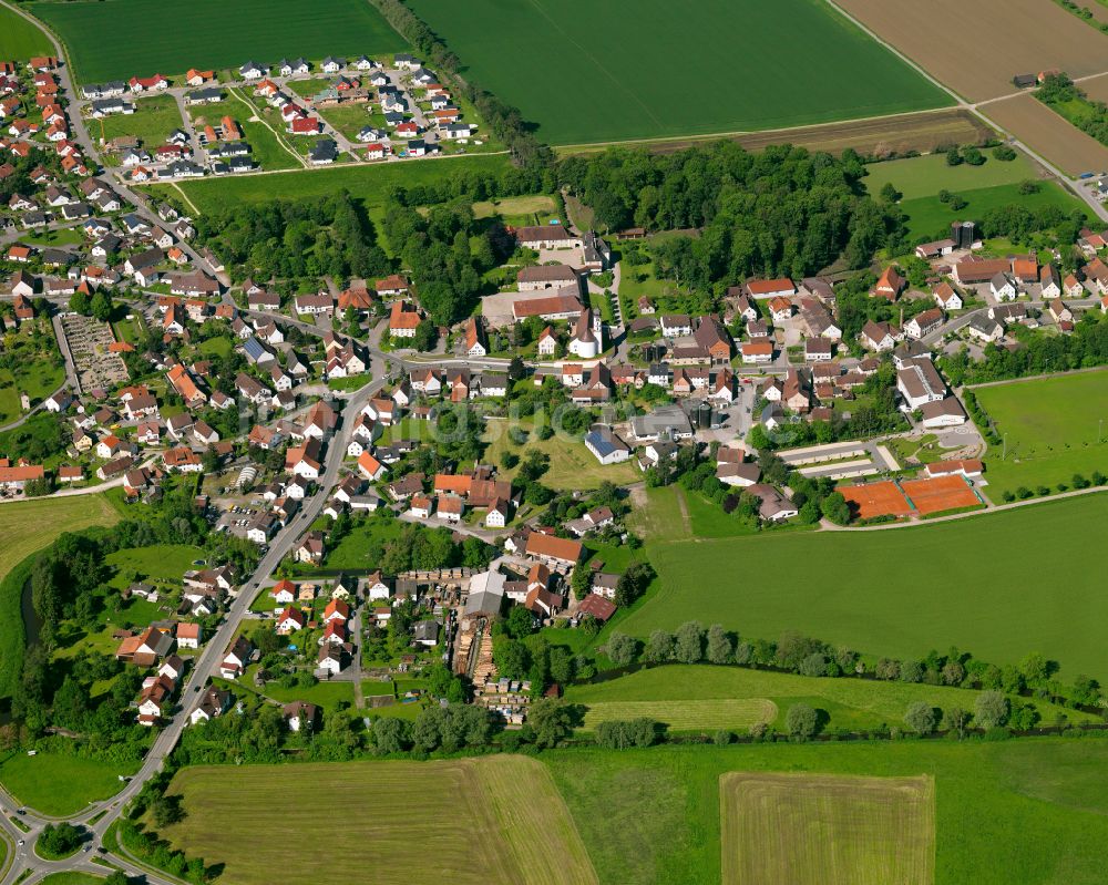 Achstetten von oben - Ortsansicht am Rande von landwirtschaftlichen Feldern in Achstetten im Bundesland Baden-Württemberg, Deutschland