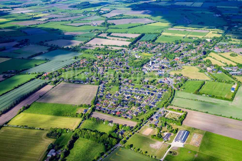 Luftaufnahme Achtrup - Ortsansicht am Rande von landwirtschaftlichen Feldern in Achtrup im Bundesland Schleswig-Holstein, Deutschland