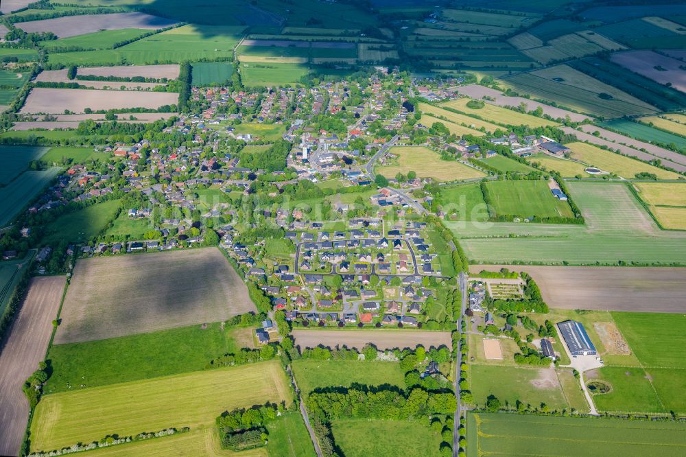 Achtrup von oben - Ortsansicht am Rande von landwirtschaftlichen Feldern in Achtrup im Bundesland Schleswig-Holstein, Deutschland