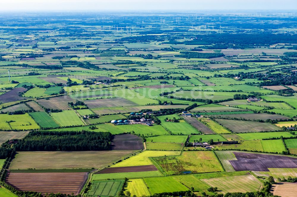 Achtrup von oben - Ortsansicht am Rande von landwirtschaftlichen Feldern in Achtrup im Bundesland Schleswig-Holstein, Deutschland